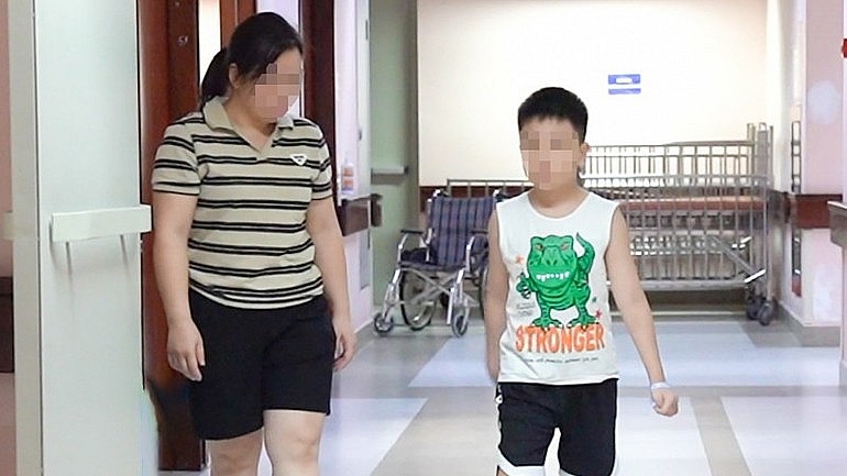 Bệnh nhi được đặt điện sinh lý để tìm dây thần kinh gây co cứng. Ảnh BVCC Bệnh nhi được đặt điện sinh lý để tìm dây thần kinh gây co cứng. Ảnh BVCC