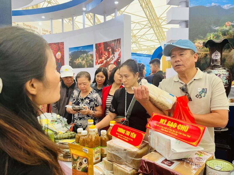 Khách hàng quan tâm mua sắm sản phẩm mỳ gạo chũ Bắc Ninh. Ảnh: P.C Khách hàng quan tâm mua sắm sản phẩm mỳ gạo chũ Bắc Ninh. Ảnh: P.C