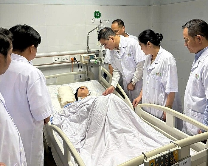 Đại diện Bộ Y tế thăm hỏi nữ điều dưỡng bị thương sau vụ tấn công tại Bệnh viện Sản Nhi Nghệ An Đại diện Bộ Y tế thăm hỏi nữ điều dưỡng bị thương sau vụ tấn công tại Bệnh viện Sản Nhi Nghệ An