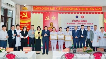 Bộ Y tế vinh danh các điều dưỡng dũng cảm, quên mình cứu bệnh nhi tại Nghệ An