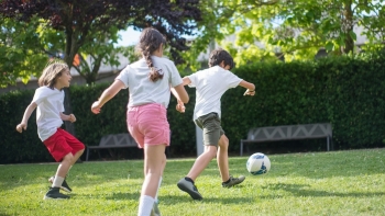 Hệ lụy từ nỗi 'sợ nắng': Hơn nửa dân số Việt Nam thiếu vitamin D