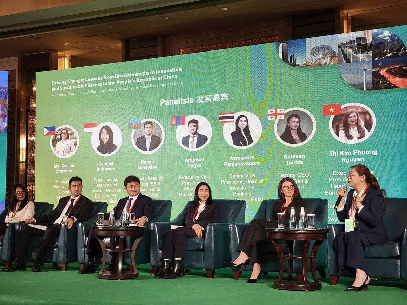 Đại diện BIDV - bà Nguyễn Thị Kim Phượng (ngoài cùng bên phải) - cùng diễn giả các nước tham dự Hội thảo Đại diện BIDV - bà Nguyễn Thị Kim Phượng (ngoài cùng bên phải) - cùng diễn giả các nước tham dự Hội thảo