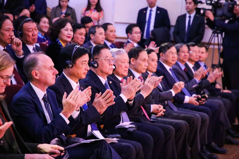 Các đại biểu dự buổi phát biểu chính sách của Tổng Bí thư Tô Lâm tại Đại học Oxford Các đại biểu dự buổi phát biểu chính sách của Tổng Bí thư Tô Lâm tại Đại học Oxford