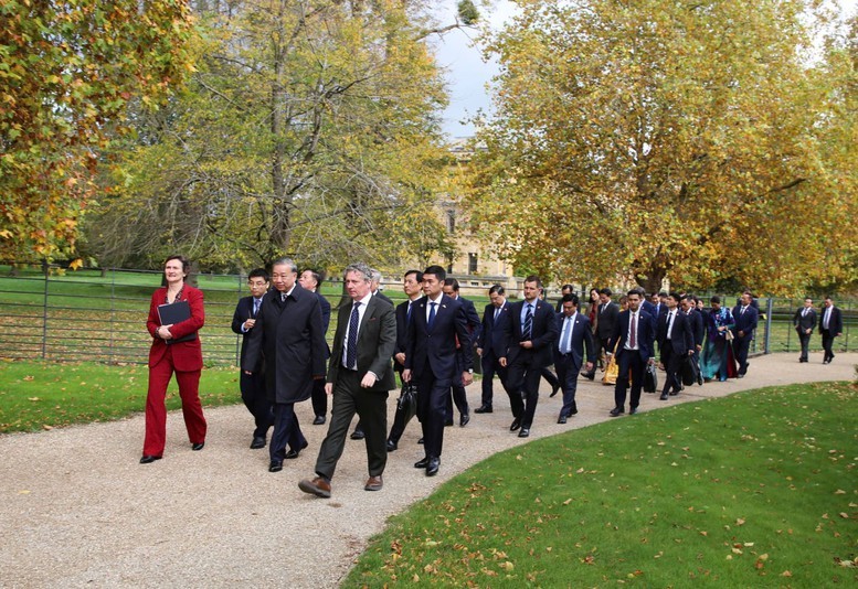 Tổng Bí thư Tô Lâm và Đoàn đại biểu cấp cao Việt Nam trong khuôn viên trường Đại học Oxford Tổng Bí thư Tô Lâm và Đoàn đại biểu cấp cao Việt Nam trong khuôn viên trường Đại học Oxford