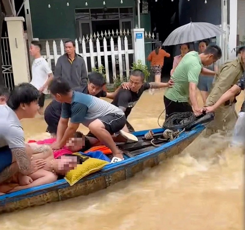 Người dân chèo thuyền đưa các nạn nhân tại Đà Nẵng đi cấp cứu sáng 28/10. Người dân chèo thuyền đưa các nạn nhân tại Đà Nẵng đi cấp cứu sáng 28/10.