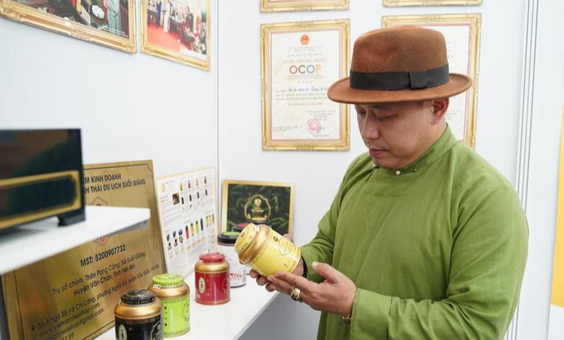 Nghệ nhân Đào Đức Hiếu tâm huyết gìn giữ bản sắc văn hoá Việt Nam qua từng búp trà non. Ảnh: Thái Mạnh Nghệ nhân Đào Đức Hiếu tâm huyết gìn giữ bản sắc văn hoá Việt Nam qua từng búp trà non. Ảnh: Thái Mạnh