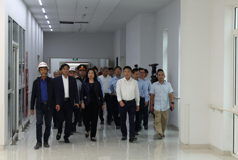 Phó Thủ tướng Lê Thành Long kiểm tra thực tế Bệnh viện Bạch Mai cơ sở 2. (Ảnh: VGP) Phó Thủ tướng Lê Thành Long kiểm tra thực tế Bệnh viện Bạch Mai cơ sở 2. (Ảnh: VGP)
