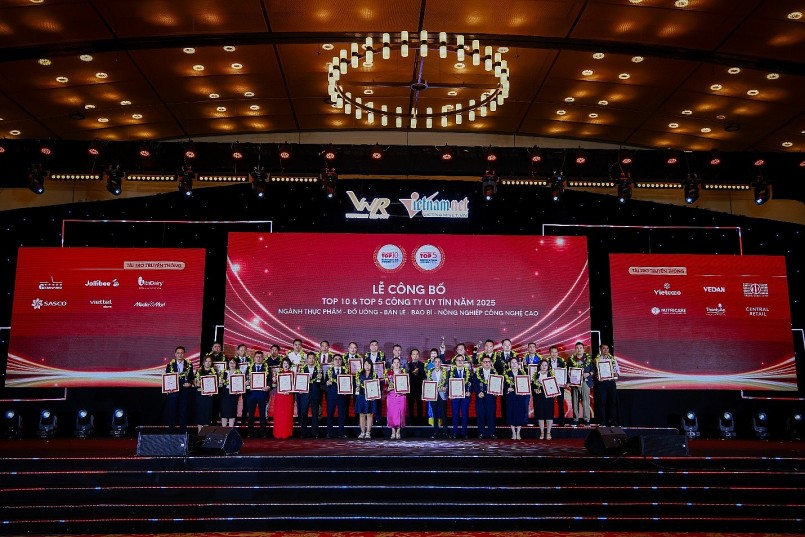 Các đại diện doanh nghiệp tại Lễ công bố nhận bằng khen từ BTC. Các đại diện doanh nghiệp tại Lễ công bố nhận bằng khen từ BTC.