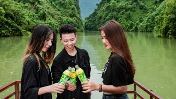 Giữa đại ngàn và vị trà xanh mát lạnh, Gen Z tìm thấy cuộc sống được giải nhiệt trong từng hơi thở