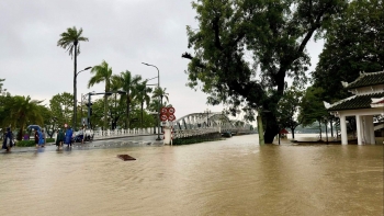 Miền Trung tiếp tục mưa lũ, miền Bắc đón không khí lạnh