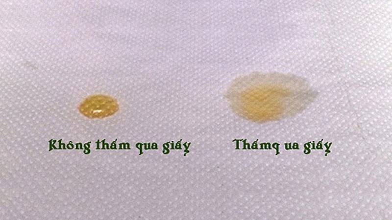 Mật ong thật khi nhỏ lên giấy sẽ giữ nguyên hình dạng giọt và thấm rất chậm. Mật ong thật khi nhỏ lên giấy sẽ giữ nguyên hình dạng giọt và thấm rất chậm.