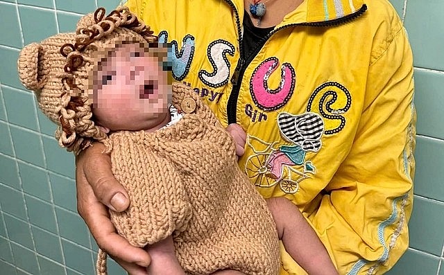 Bé sơ sinh được điều trị tại bệnh viện. Bé sơ sinh được điều trị tại bệnh viện.