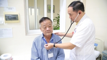 Bí quyết chiến thắng ung thư phổi của cụ ông hút thuốc nửa thế kỷ