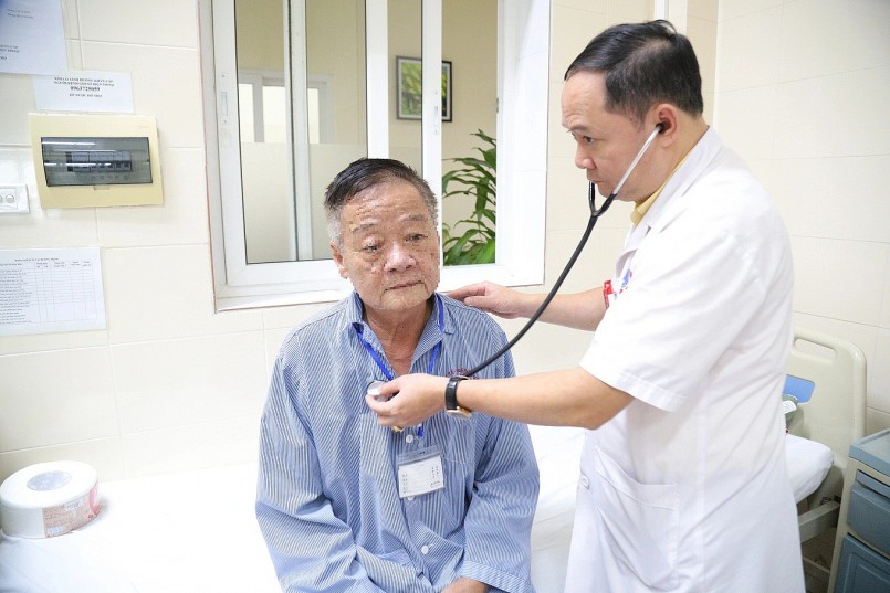 Bác sĩ thăm khám cho bệnh nhân sau phẫu thuật (Ảnh: Thái Hà).