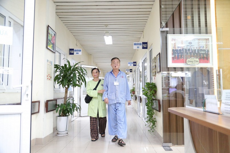 Sau 3 ngày phẫu thuật, ông H. có thể tự vận động, đi lại, đứng ngồi bình thường.