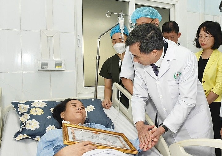 Thứ trưởng Bộ Y tế Trần Văn Thuấn thăm điều dưỡng bị truy sát. Thứ trưởng Bộ Y tế Trần Văn Thuấn thăm điều dưỡng bị truy sát.