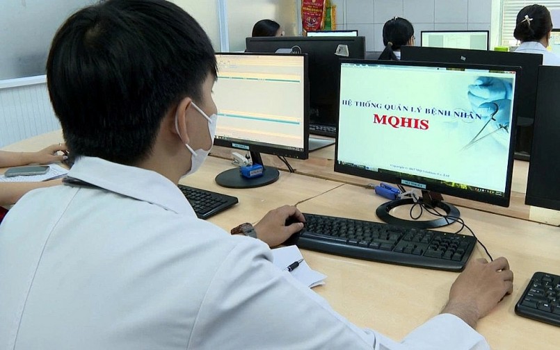 Bác sĩ Bệnh viện Đa khoa Thủ Đức thao tác với hệ thống quản lý bệnh nhân. Ảnh: Bệnh viện cung cấp Bác sĩ Bệnh viện Đa khoa Thủ Đức thao tác với hệ thống quản lý bệnh nhân. Ảnh: Bệnh viện cung cấp