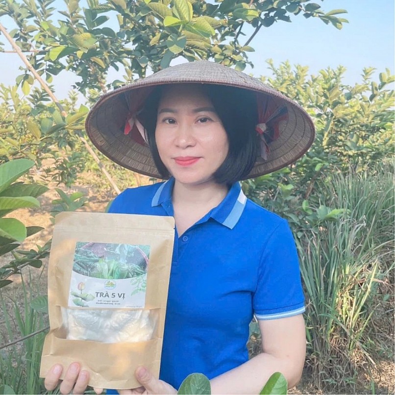 Thành viên của Hợp tác xã Nông nghiệp sạch Nam Vũ tham gia livestream bán hàng trên Tiktok. Thành viên của Hợp tác xã Nông nghiệp sạch Nam Vũ tham gia livestream bán hàng trên Tiktok.