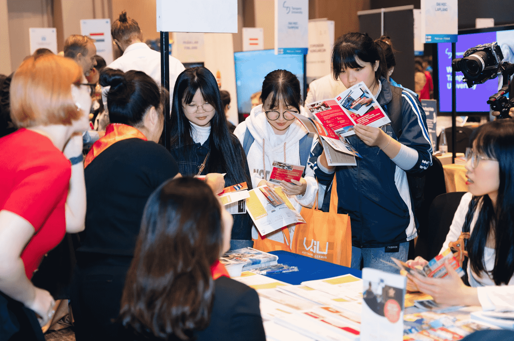 Giới trẻ Hà Nội hào hứng khám phá cơ hội học tập tại Giới trẻ Hà Nội hào hứng khám phá cơ hội học tập tại