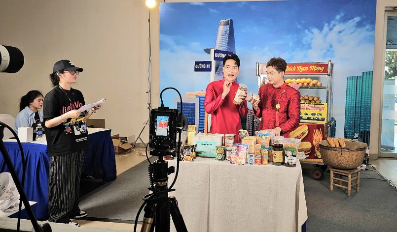 Từ “chốt đơn” đến “chốt niềm tin”: Quản trị thương mại điện tử thời livestream Từ “chốt đơn” đến “chốt niềm tin”: Quản trị thương mại điện tử thời livestream
