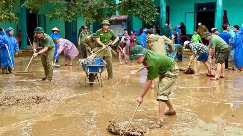 Các lực lượng ra quân hỗ trợ địa phương dọn dẹp sau lũ. Các lực lượng ra quân hỗ trợ địa phương dọn dẹp sau lũ.