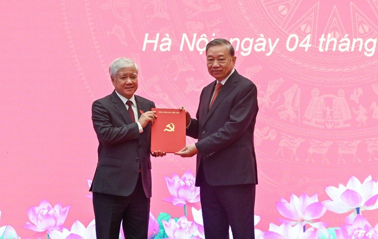 Tổng Bí thư Tô Lâm trao Quyết định của Bộ Chính trị phân công, chỉ định đồng chí Đỗ Văn Chiến giữ chức Phó Bí thư Thường trực Đảng uỷ Quốc hội Tổng Bí thư Tô Lâm trao Quyết định của Bộ Chính trị phân công, chỉ định đồng chí Đỗ Văn Chiến giữ chức Phó Bí thư Thường trực Đảng uỷ Quốc hội