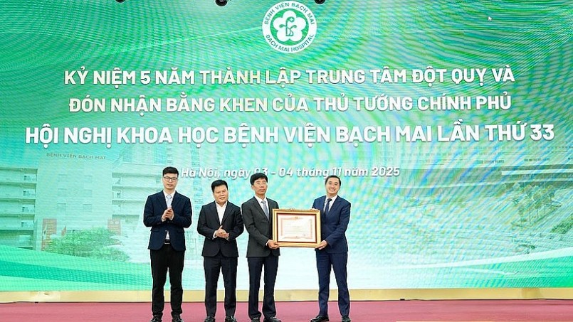 Thứ trưởng Y tế Trần Văn Thuấn trao Bằng khen của Thủ tướng Chính phủ tặng Trung tâm Đột quỵ Bệnh viện Bạch Mai. Thứ trưởng Y tế Trần Văn Thuấn trao Bằng khen của Thủ tướng Chính phủ tặng Trung tâm Đột quỵ Bệnh viện Bạch Mai.