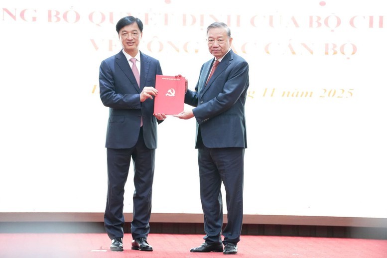 Tổng Bí thư Tô Lâm trao Quyết định của Bộ Chính trị điều động, phân công ông Nguyễn Duy Ngọc, Uỷ viên Bộ Chính trị, Bí thư Trung ương Đảng, Chủ nhiệm Uỷ ban kiểm tra Trung ương giữ chức Bí thư Thành uỷ Hà Nội. Tổng Bí thư Tô Lâm trao Quyết định của Bộ Chính trị điều động, phân công ông Nguyễn Duy Ngọc, Uỷ viên Bộ Chính trị, Bí thư Trung ương Đảng, Chủ nhiệm Uỷ ban kiểm tra Trung ương giữ chức Bí thư Thành uỷ Hà Nội.