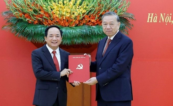 Tổng Bí thư Tô Lâm trao Quyết định của Bộ Chính trị điều động, phân công, bổ nhiệm đồng chí Trịnh Văn Quyết giữ chức Trưởng Ban Tuyên giáo và Dân vận Trung ương. (Ảnh: Thống Nhất/TTXVN) Tổng Bí thư Tô Lâm trao Quyết định của Bộ Chính trị điều động, phân công, bổ nhiệm đồng chí Trịnh Văn Quyết giữ chức Trưởng Ban Tuyên giáo và Dân vận Trung ương. (Ảnh: Thống Nhất/TTXVN)