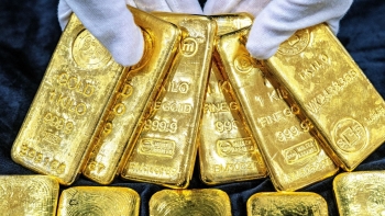 Vàng thế giới lao dốc, nhà đầu tư trong nước đối mặt rủi ro "lỗ nặng"