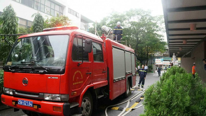 Lực lượng phòng cháy, chữa cháy chuyên nghiệp khẩn trương có mặt ứng phó sự cố... Lực lượng phòng cháy, chữa cháy chuyên nghiệp khẩn trương có mặt ứng phó sự cố...