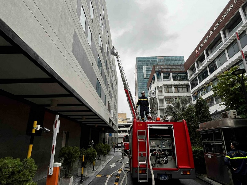 Tiếp cận khu vực có người mắc kẹt bằng xe thang. Tiếp cận khu vực có người mắc kẹt bằng xe thang.