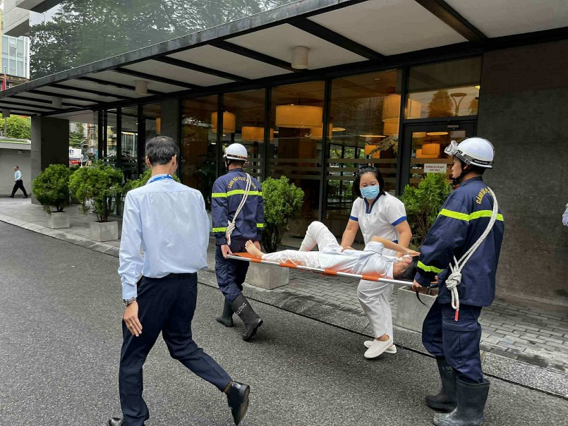 Khẩn trương đưa người bị nạn mắc kẹt xuống khu vực an toàn. Khẩn trương đưa người bị nạn mắc kẹt xuống khu vực an toàn.