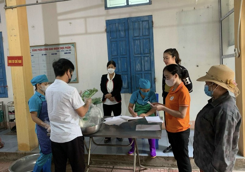 Phụ huynh và nhà trường kiểm tra thực phẩm đầu vào trường mầm non ở Hà Nội.