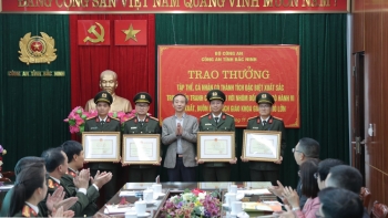 Khen thưởng Công an Bắc Ninh phá đường dây sách giả 9 tỷ đồng