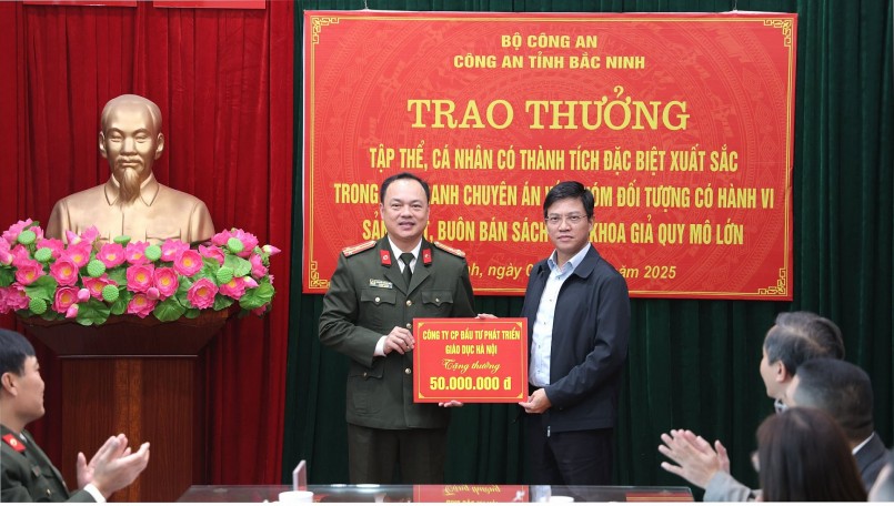 Ông Lê Thành Anh – Tổng Giám đốc Công ty CP Đầu tư và Phát triển Giáo dục Hà Nội tặng thưởng cho Công an tỉnh Bắc Ninh. Ông Lê Thành Anh – Tổng Giám đốc Công ty CP Đầu tư và Phát triển Giáo dục Hà Nội tặng thưởng cho Công an tỉnh Bắc Ninh.