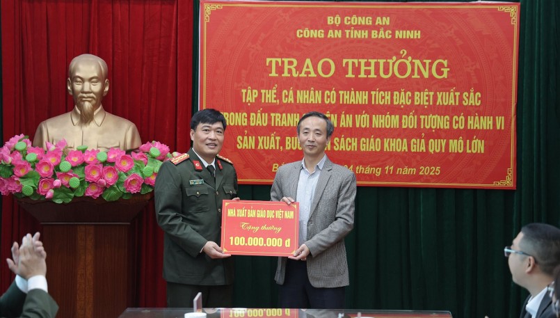 NXBGDVN tặng thưởng cho Công an tỉnh Bắc Ninh NXBGDVN tặng thưởng cho Công an tỉnh Bắc Ninh