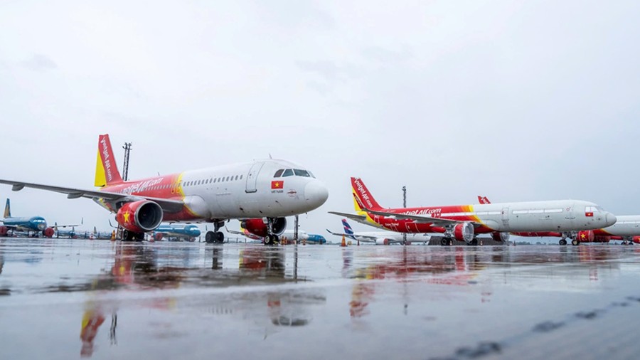 Hàng loạt chuyến bay bị ảnh hưởng bởi bão Kalmaegi