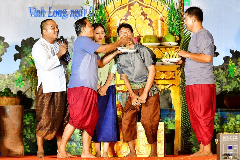 Sân khấu hóa Lễ Ok Om Bok (đúc cốm dẹp) được thực hiện với nhiều nghi thức độc đáo, vui nhộn. Sân khấu hóa Lễ Ok Om Bok (đúc cốm dẹp) được thực hiện với nhiều nghi thức độc đáo, vui nhộn.