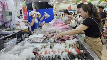 Hàng nghìn tấn hàng hóa được các siêu thị điều động, sẵn sàng ứng phó bão Kalmaegi