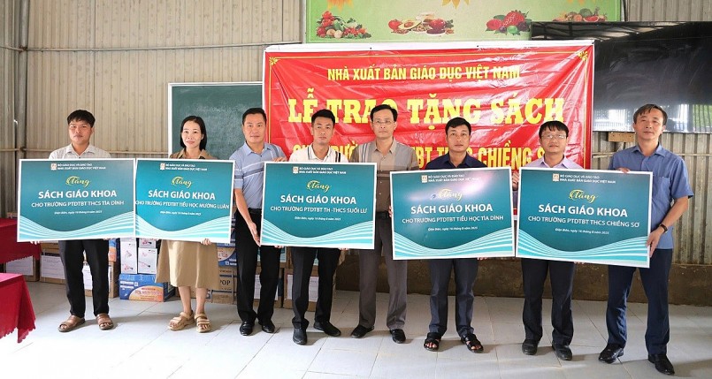 NXBGDVN cam kết đồng hành cùng học sinh và các trường học vùng bão lũ.