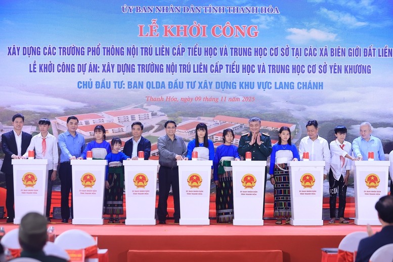Thủ tướng Chính phủ Phạm Minh Chính cùng các đại biểu và các em học sinh thực hiện nghi thức khởi công xây dựng các trường phổ thông nội trú liên cấp Tiểu học và Trung học cơ sở tại các xã biên giới đất liền sáng 9/11, điểm cầu Trường nội trú liên cấp Tiểu học và Trung học cơ sở xã Yên Khương, Thanh Hóa - Ảnh: VGP Thủ tướng Chính phủ Phạm Minh Chính cùng các đại biểu và các em học sinh thực hiện nghi thức khởi công xây dựng các trường phổ thông nội trú liên cấp Tiểu học và Trung học cơ sở tại các xã biên giới đất liền sáng 9/11, điểm cầu Trường nội trú liên cấp Tiểu học và Trung học cơ sở xã Yên Khương, Thanh Hóa - Ảnh: VGP
