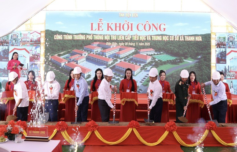 Phó Thủ tướng Lê Thành Long cùng các đại biểu thực hiện nghi thức khởi công xây dựng Trường Phổ thông nội trú liên cấp Tiểu học và Trung học cơ sở Thanh Nưa - Ảnh: VGP Phó Thủ tướng Lê Thành Long cùng các đại biểu thực hiện nghi thức khởi công xây dựng Trường Phổ thông nội trú liên cấp Tiểu học và Trung học cơ sở Thanh Nưa - Ảnh: VGP