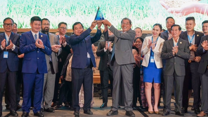 Ông Hồ Quang Cua (hàng trước bên phải) nhận giải tại cuộc thi năm 2025 - Ảnh: HỒ QUANG TRÍ Ông Hồ Quang Cua (hàng trước bên phải) nhận giải tại cuộc thi năm 2025 - Ảnh: HỒ QUANG TRÍ