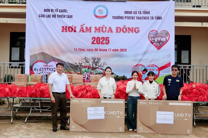 Đại diện một số nhà hảo tâm tặng quà cho nhà trường 1 Đại diện một số nhà hảo tâm tặng quà cho nhà trường 1