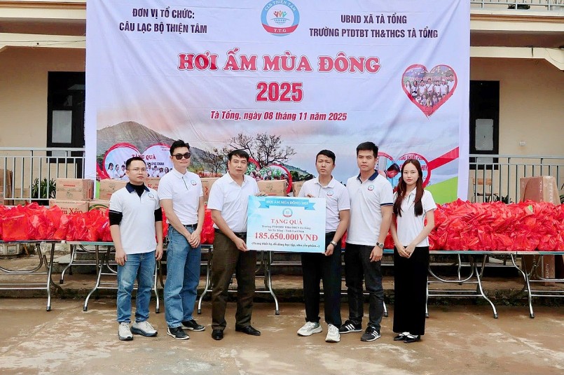 Ông Nguyễn Trần Tiệp - Chủ tịch CLB Thiện Tâm (Thứ 3 từ phải sang) trao quà cho nhà trường Ông Nguyễn Trần Tiệp - Chủ tịch CLB Thiện Tâm (Thứ 3 từ phải sang) trao quà cho nhà trường