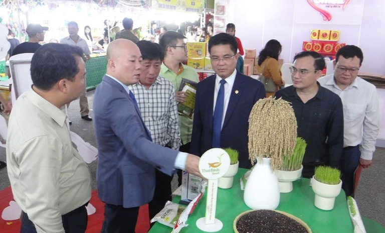 Hơn 200 doanh nghiệp tham gia Hội chợ. Hơn 200 doanh nghiệp tham gia Hội chợ.