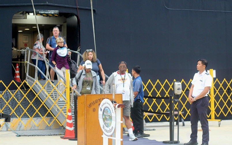 Du khách từ tàu Westerdam xuống tàu chuẩn bị khám phá Quảng Ninh Du khách từ tàu Westerdam xuống tàu chuẩn bị khám phá Quảng Ninh