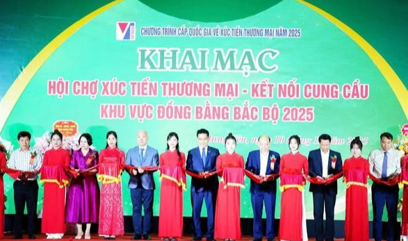 Các đại biểu thực hiện nghi thức cắt băng khai mạc Hội chợ. Các đại biểu thực hiện nghi thức cắt băng khai mạc Hội chợ.