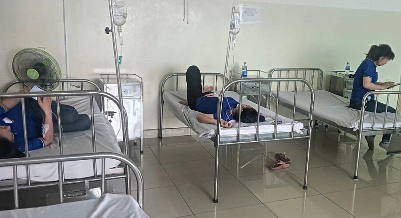 Công nhân cấp cứu tại bệnh viện sau bữa ăn trưa 10/11. Ảnh: Bệnh nhân cung cấp Công nhân cấp cứu tại bệnh viện sau bữa ăn trưa 10/11. Ảnh: Bệnh nhân cung cấp